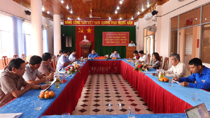 ky ket phoi hop giua bao va Huyen uy 1